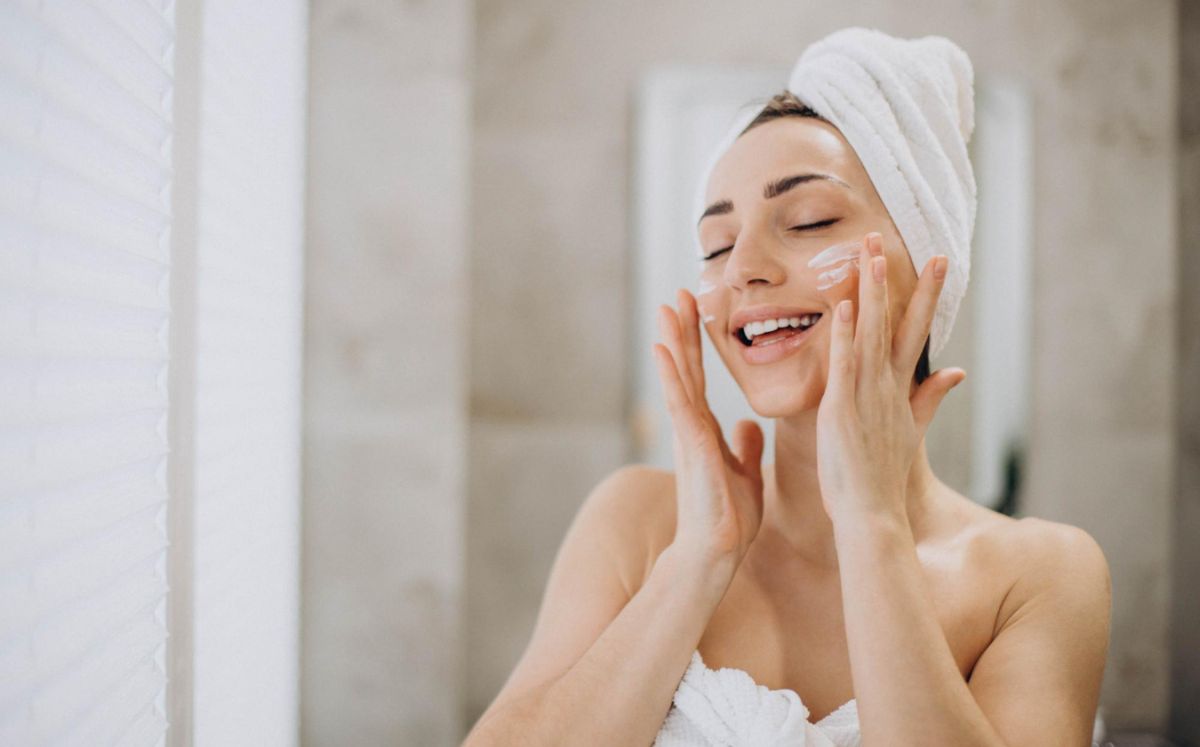 ¿Cómo limpiar correctamente el rostro? Lo que debes saber (Foto: Freepik)