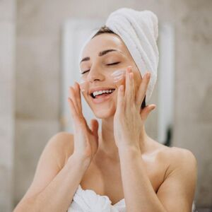 ¿Cómo limpiar correctamente el rostro? Lo que debes saber (Foto: Freepik)