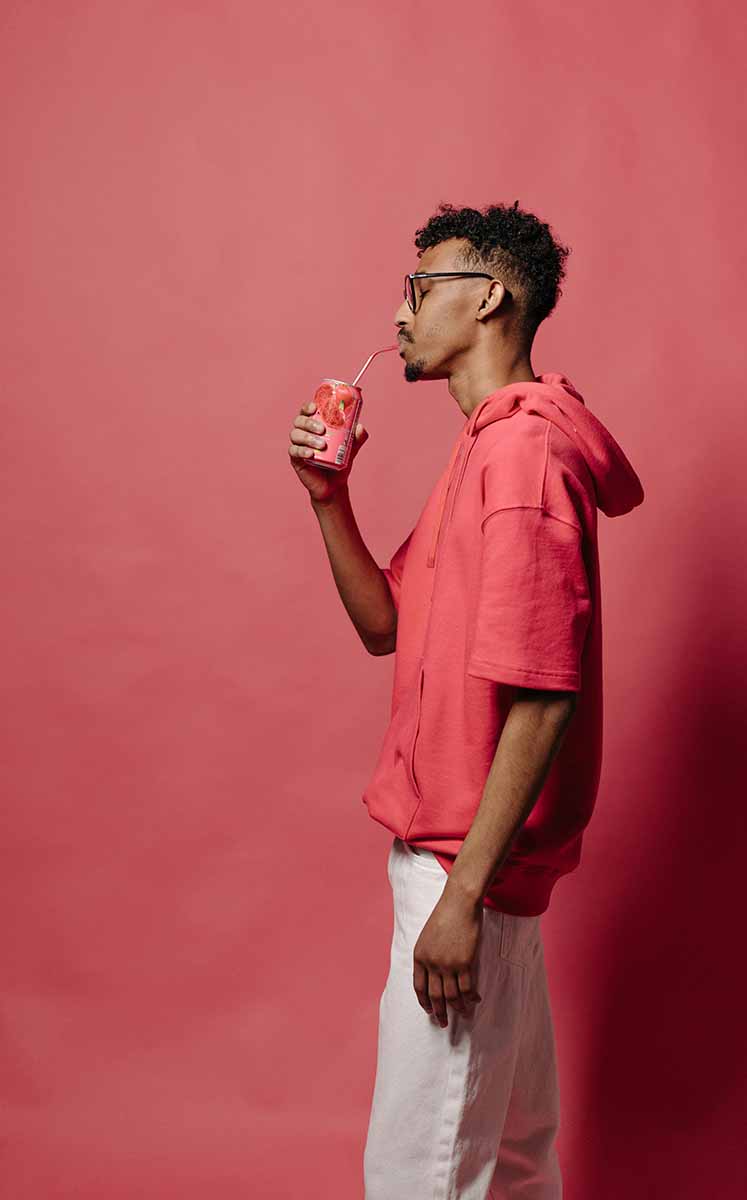Contrario a lo que se cree culturalmente, los hombres también usan color rosa. (Foto: Pexels)