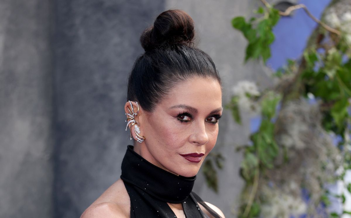 Catherine Zeta-Jones en “Merlina 2” deslumbra por su apariencia (Getty Images)