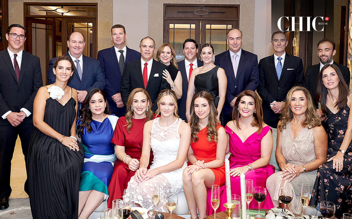 Andrea Arias y Alejandro Rábago ofrecieron una cena especial en su residencia, donde recibieron a directivos, familiares y amigos cercanos