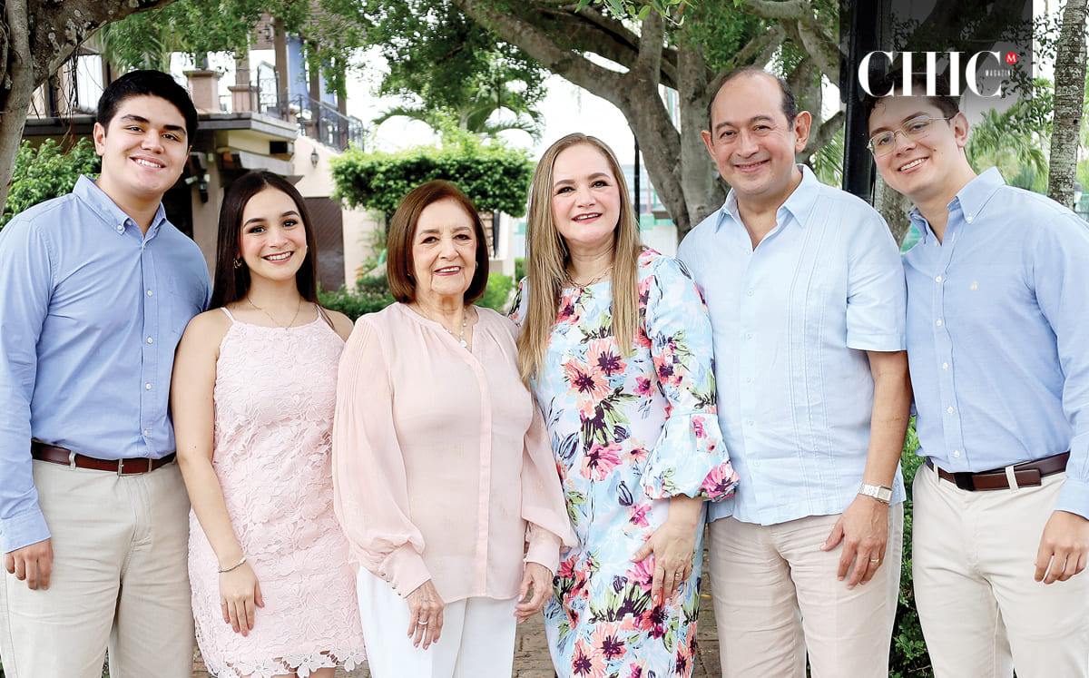 Andrés Chávez, Grace Chávez, Alma Miriam Cortés, Lupita Cavazos, Ricardo Chávez y Ricardo Chávez