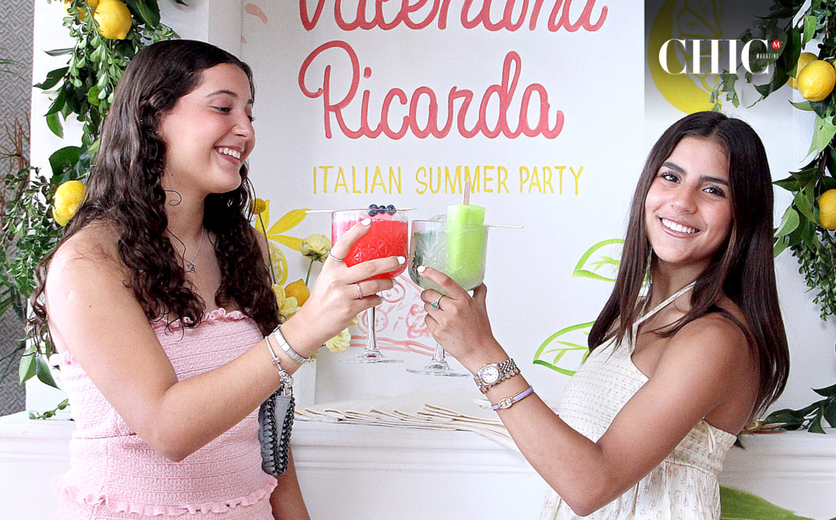 Isabel Schekaiban junto a Valentina Ricarda disfrutando de mocktails de cucumber mint y berry mono lemonade