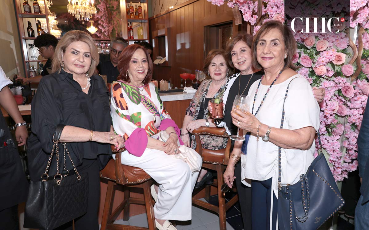 Ivonne, Olga, Yolanda, Susy y Bertha Aurora
