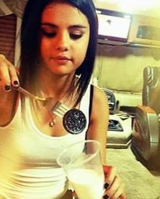¿Cómo se comen las galletas Oreo de Selena Gomez? (Instagram)