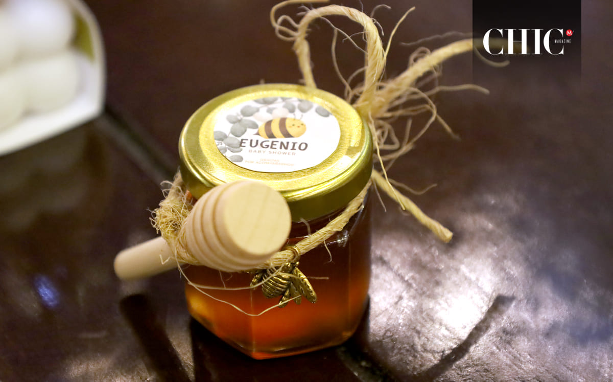 Las invitadas recibieron miel como recuerdo al acompañar a Karely en este día tan importante