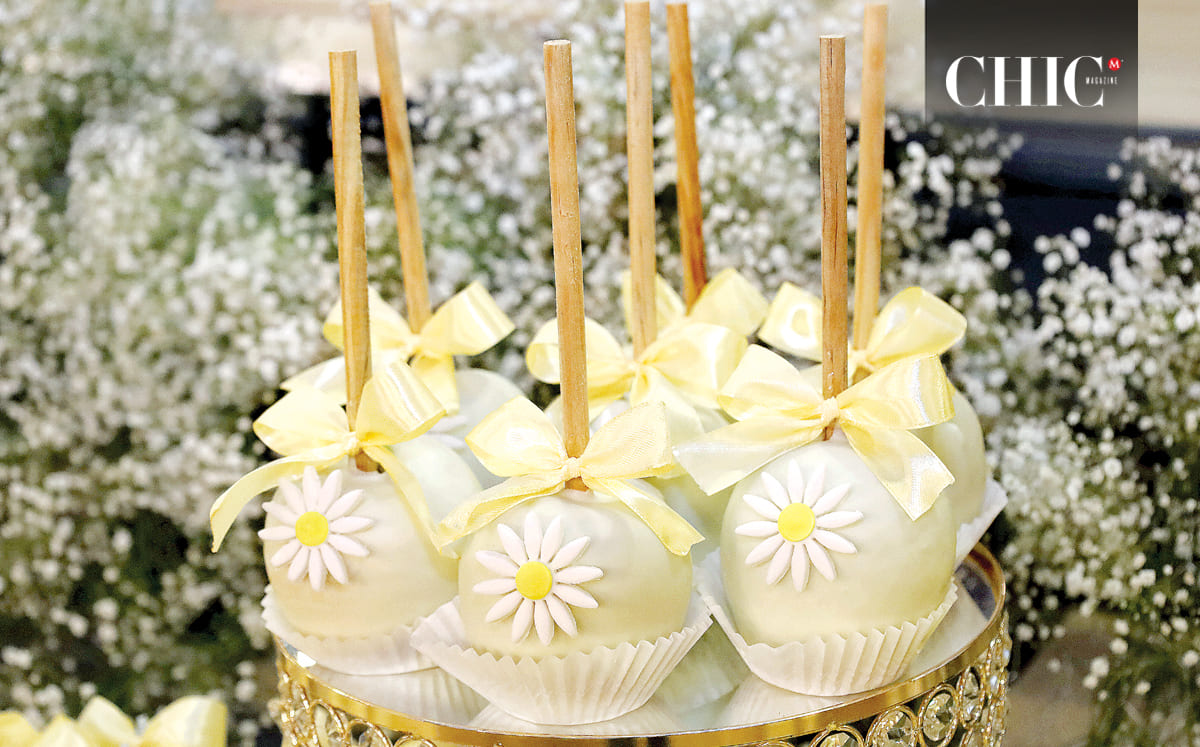 Manzanas cubiertas de chocolate blanco y flores como decoración