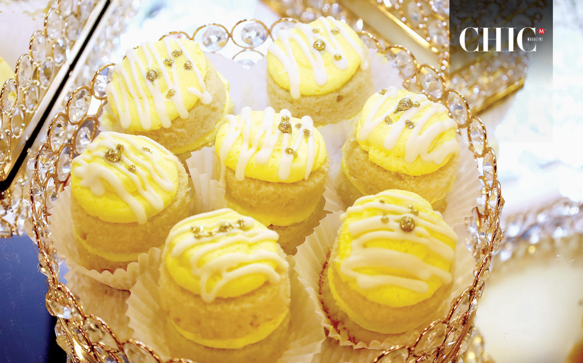 Mini tartas de piña, todo cuidadosamente presentado con detalles de abejitas