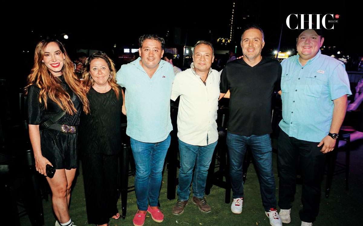 Bernardo Bichara junto a un grupo de amigos