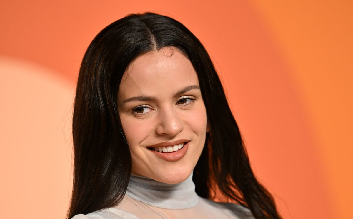Esto sabemos sobre el nuevo modelo de New Balance presentado por Rosalía (Getty Images)