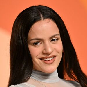 Esto sabemos sobre el nuevo modelo de New Balance presentado por Rosalía (Getty Images)