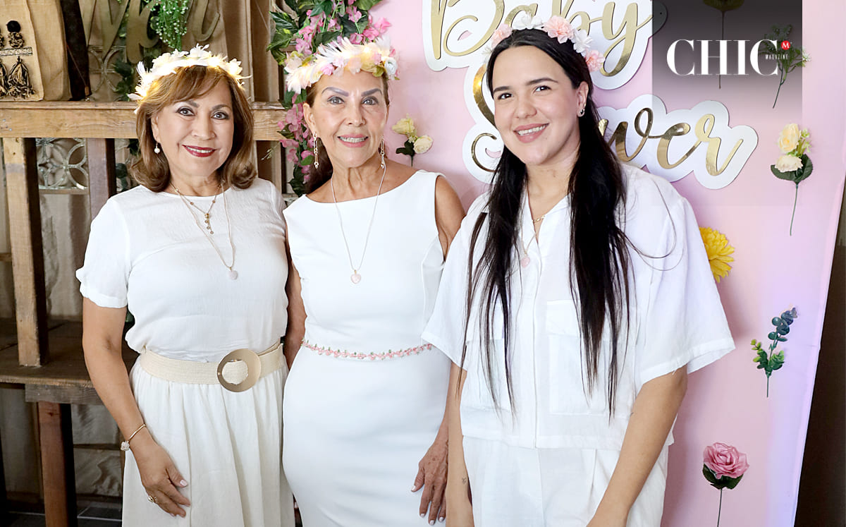 Las más de 50 invitadas se reunieron en el Salón Puerta del Mar, donde fueron recibidas en un ambiente decorado, con flores frescas, música suave