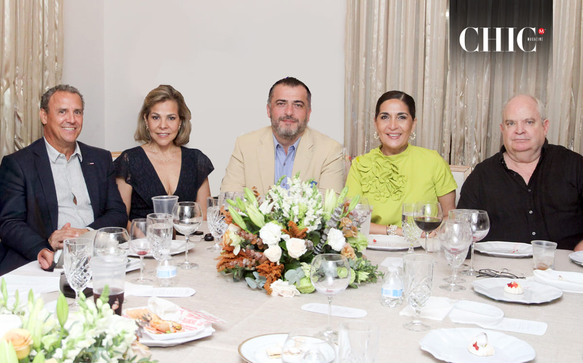 Los invitados al evento celebran con alegría el próximo enlace, que se llevará a cabo en noviembre