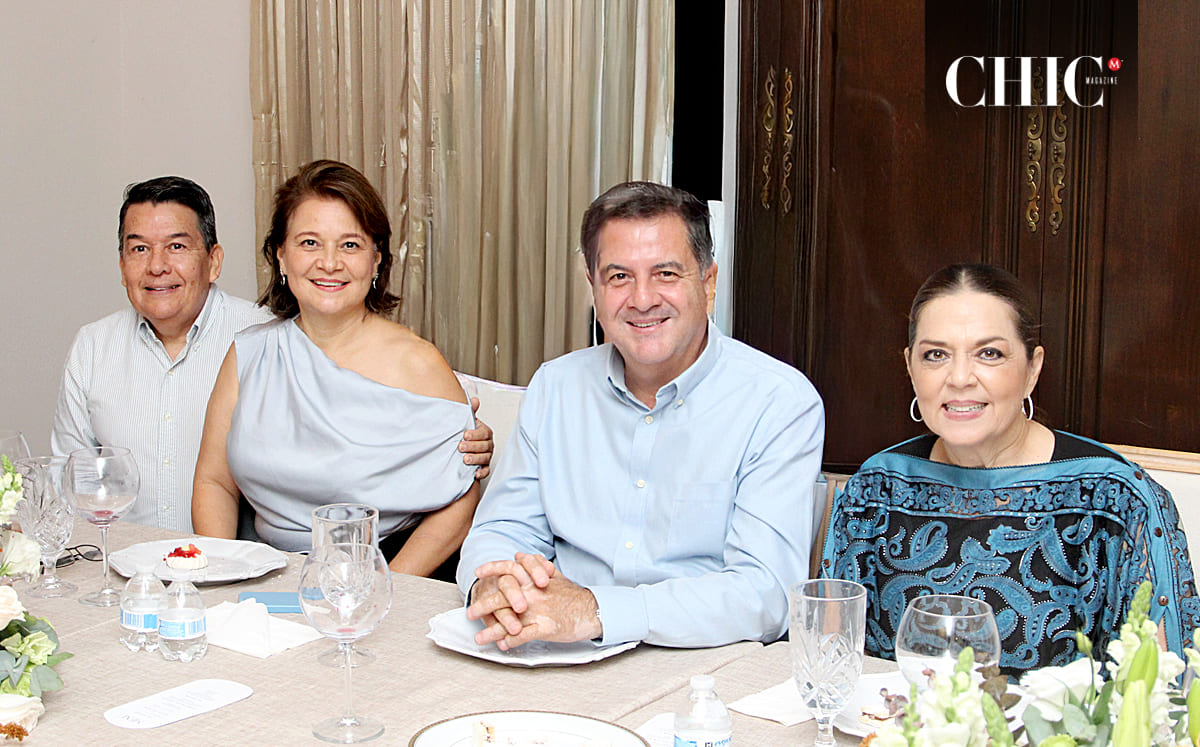 Los invitados al evento celebran con alegría el próximo enlace, que se llevará a cabo en noviembre