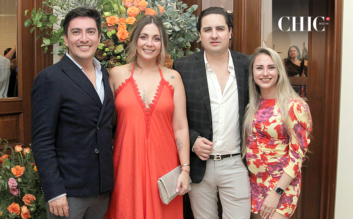 Los invitados al evento celebran con alegría el próximo enlace, que se llevará a cabo en noviembre