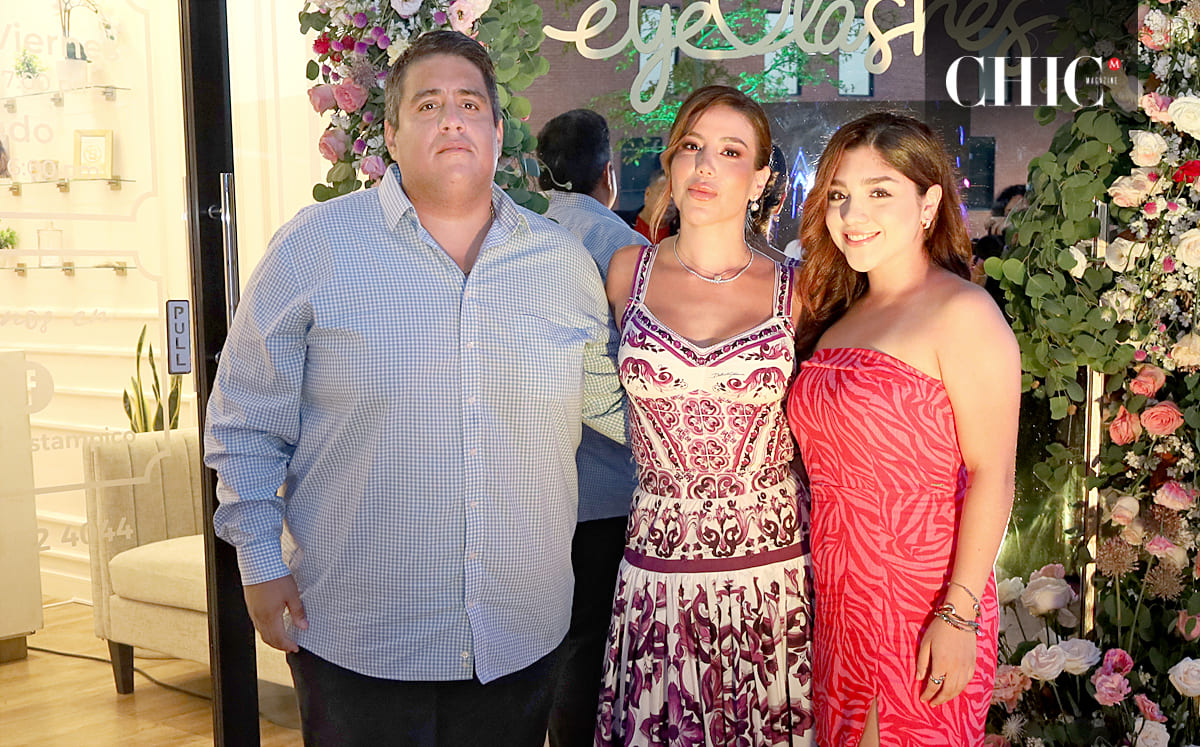 Los invitados fueron recibidos con un espejo decorado con una variedad de flores, entre las que destacaban rosas en tonos rosa y blanco