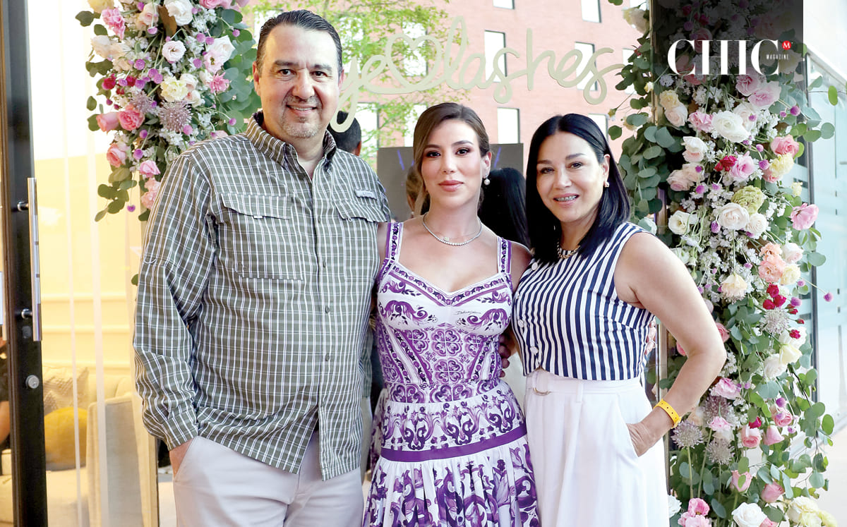 Luis Flores, Martha Paola Flores y Martha Saldrivae