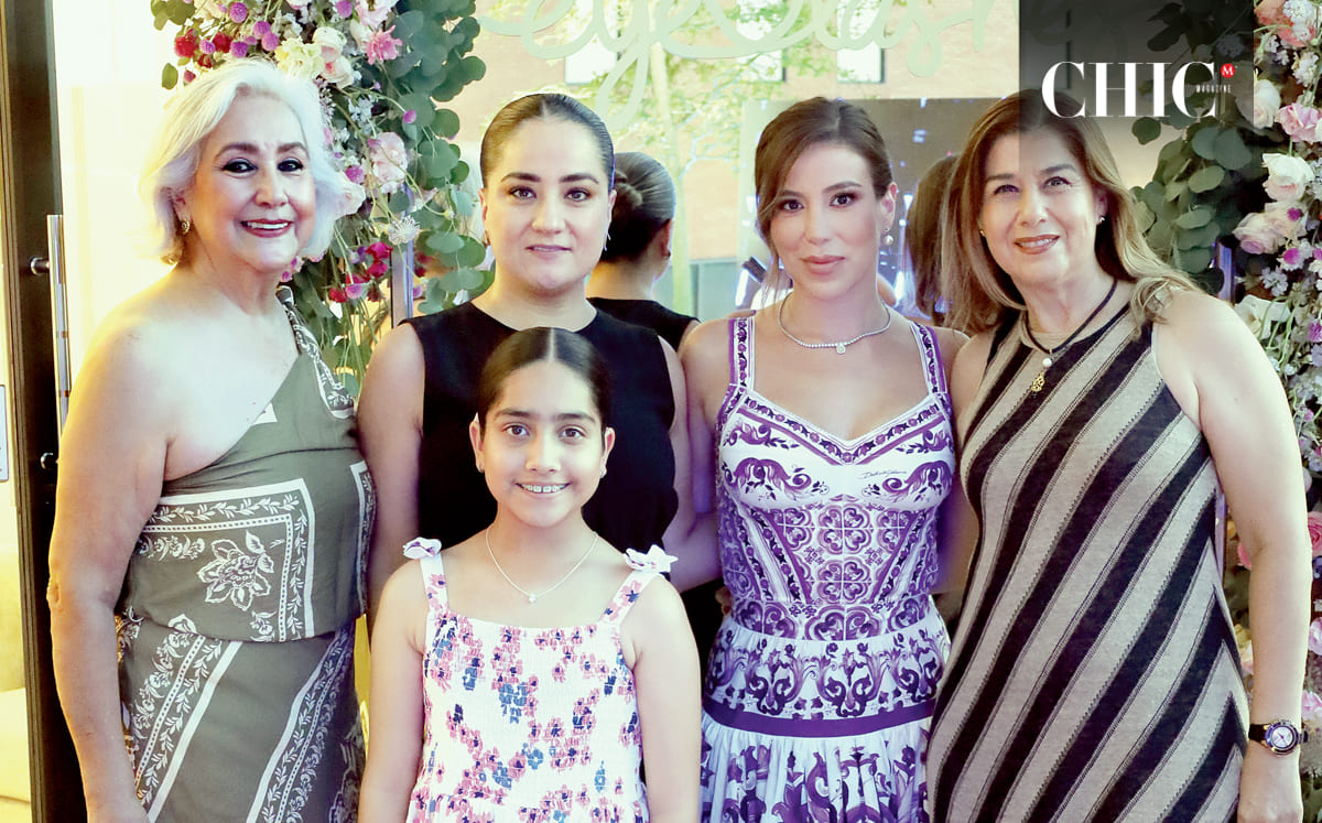 Mireya Flores, Jessica Corral, María Aurora, Martha Paola Flores y Sandra Flores