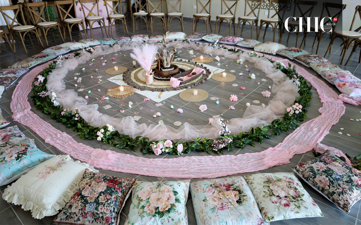 Fueron recibidas en un ambiente decorado, con flores frescas, música suave y elementos como velas, cuarzos y pétalos esparcidos delicadamente