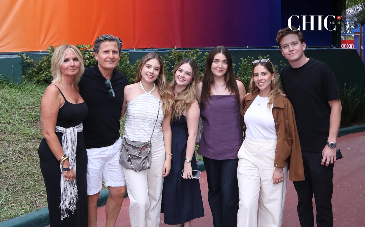 Claudia González, Jesús Martínez, Vivian Martínez, Marie Martínez, Aime Padilla, Nicole Martínez y Nacho Padilla