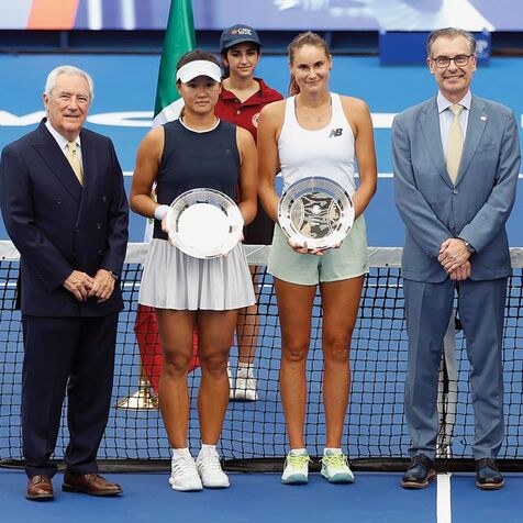 Hernán Garza junto a campeonas femeniles en Abierto GNP Seguros. Fotos: Roberto Alvarado