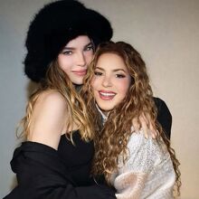 Belinda brilla en concierto de Shakira con crop top y pantalón de peluche (Foto: Instagram)