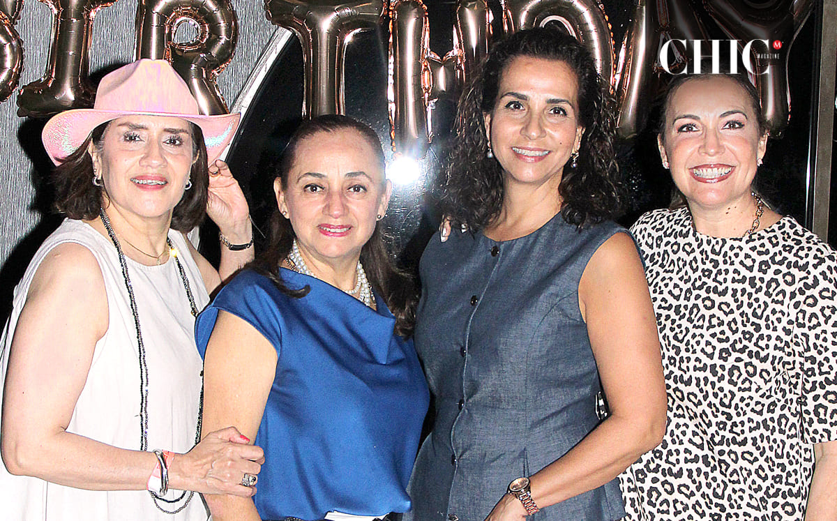 Yolanda Hickman rodeada de sus amigas