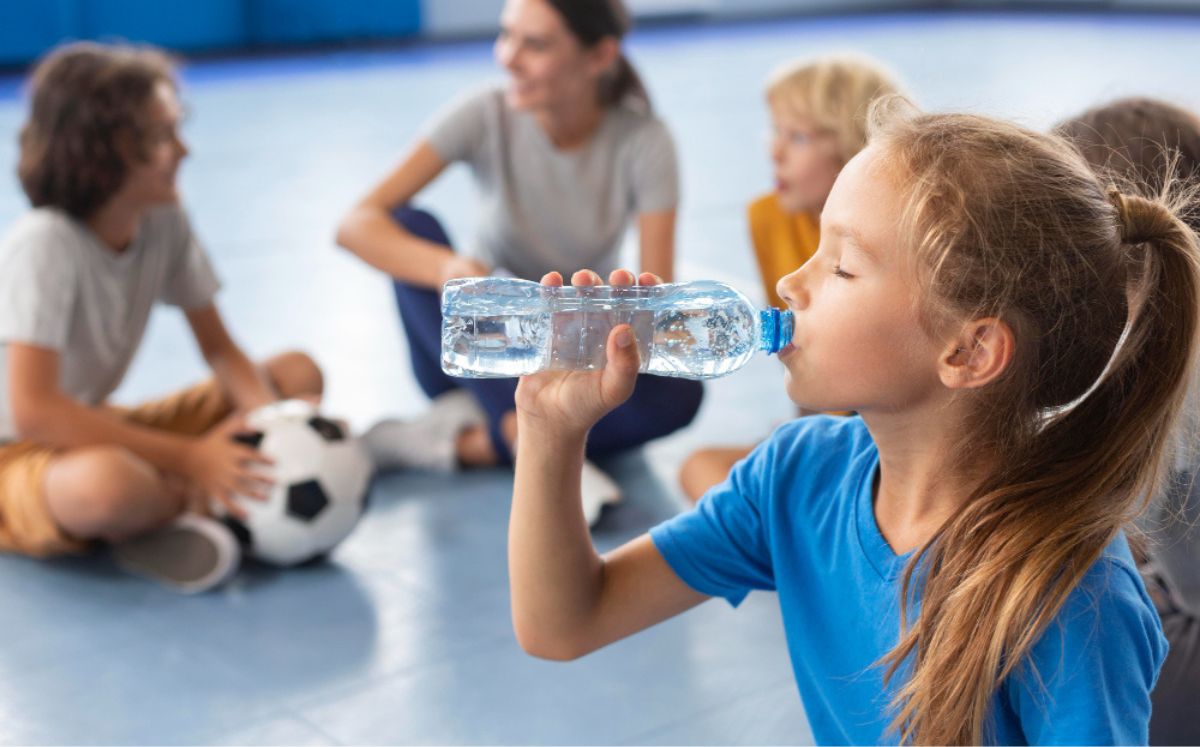 El agua simple es la mejor opción para hidratar a los niños (Foto: Freepik)