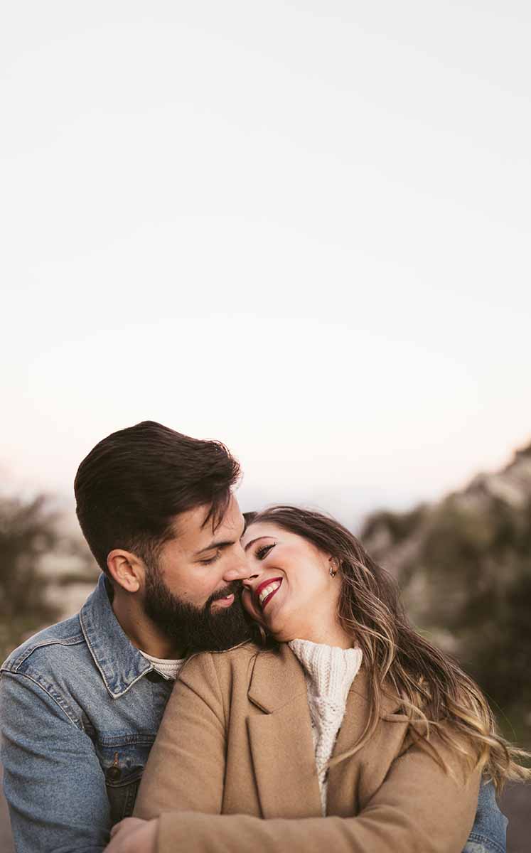 El auge de las plataformas digitales en la vida cotidiana impacta a la forma en que las parejas se relacionan. (Foto: Freepik)