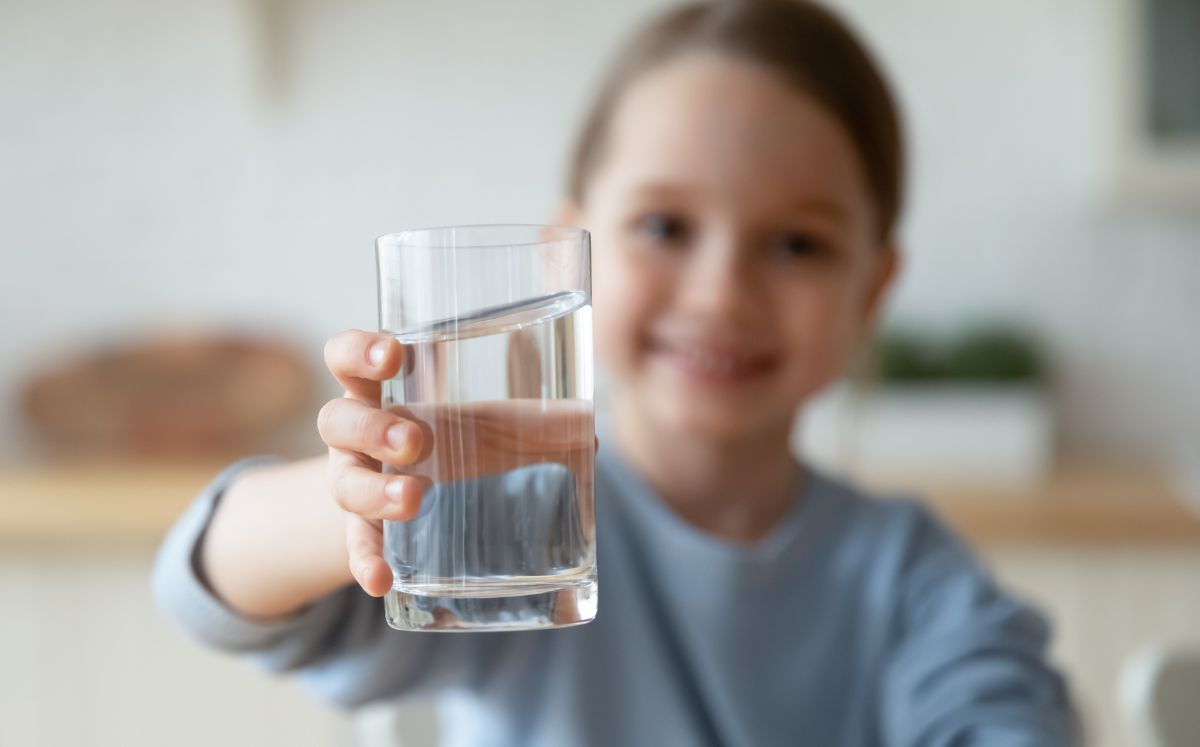 Cómo hidratar a tus hijos de forma saludable según experta (Foto: Getty)