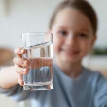 Cómo hidratar a tus hijos de forma saludable según experta (Foto: Getty)