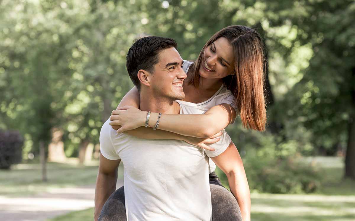 Una nueva investigación sugiere que algunas historias de amor no siempre tienen el mismo nivel de satisfacción al llegar al matrimonio.(Foto: Freepik)