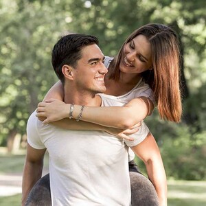 Una nueva investigación sugiere que algunas historias de amor no siempre tienen el mismo nivel de satisfacción al llegar al matrimonio.(Foto: Freepik)