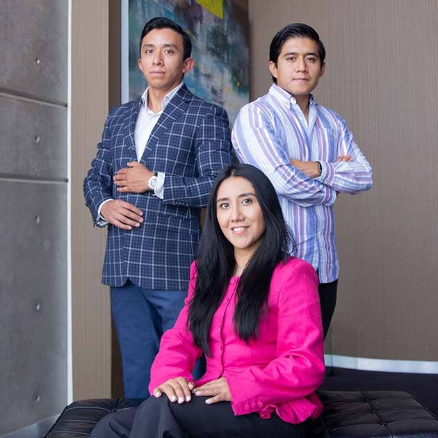 Rubén, Diana y Jesús Tepal dirigen este proyecto que mantiene viva una de las artesanías más representativas de México. (Foto: Yanahui F. Sevilla)