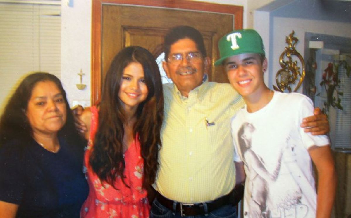 Selena Gomez con sus abuelos paternos y Justin Bieber (X)