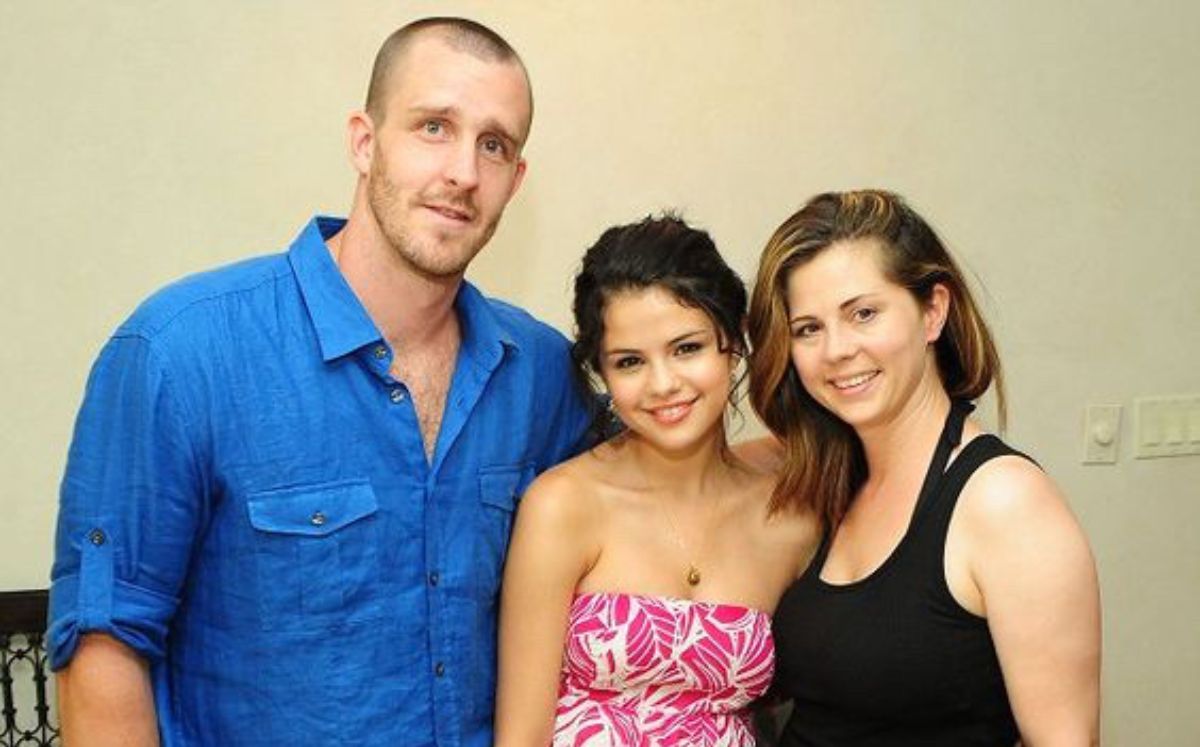 Selena Gomez con su padrastro y su mamá (Instagram)