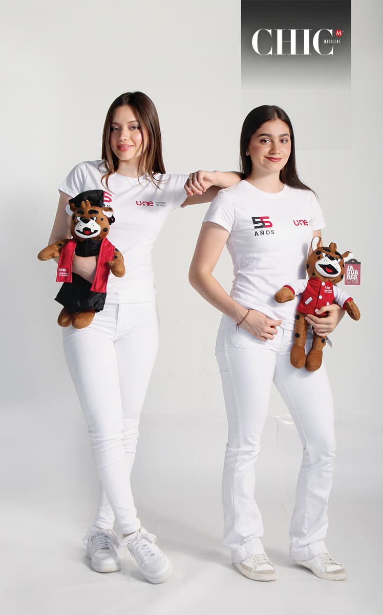 Eliedny Kenneth Roiz , de la Licenciatura en Comercio Internacional y Aduanas y Alexsa Gabriela Meraz, de la Licenciatura en Nutrición. (José Chang)