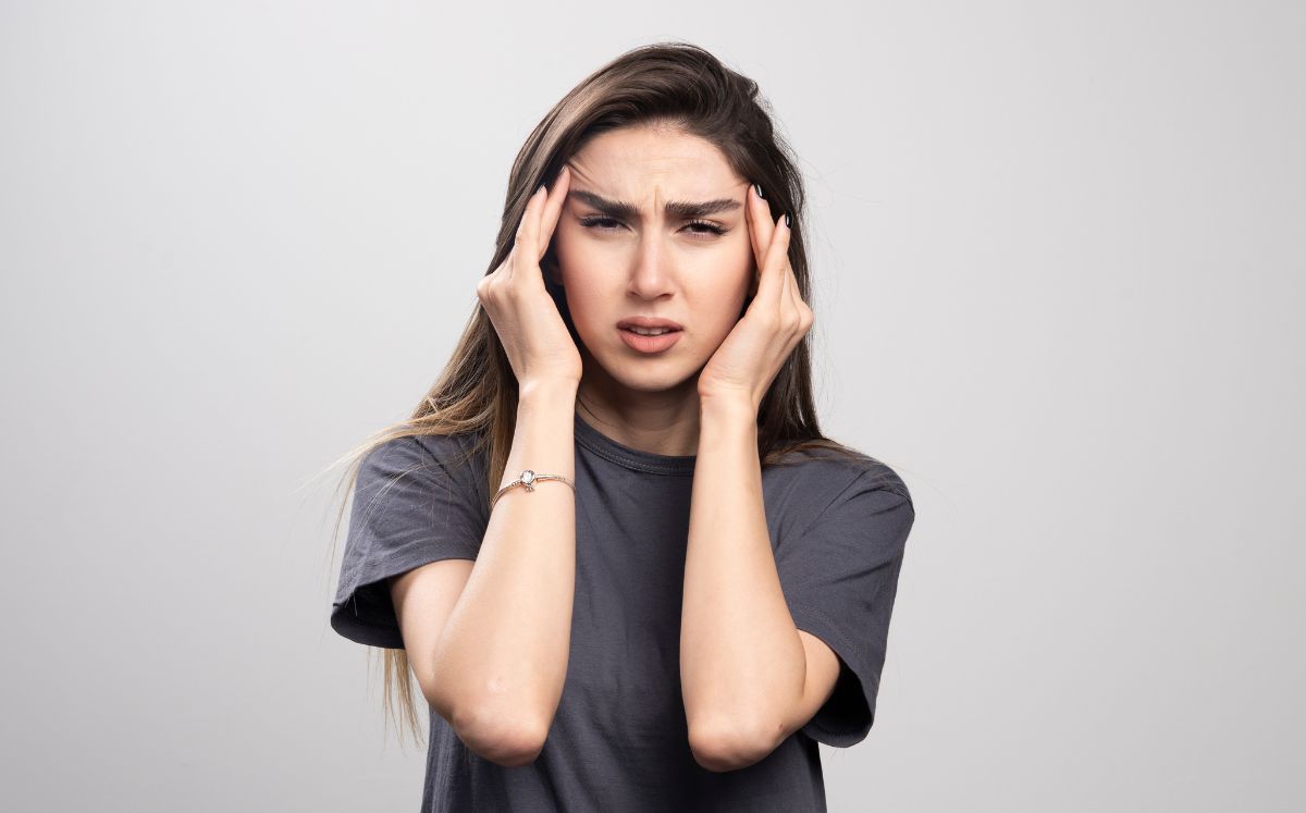 Estudios comprueban que el clima puede detonar crisis de migraña (Freepik)