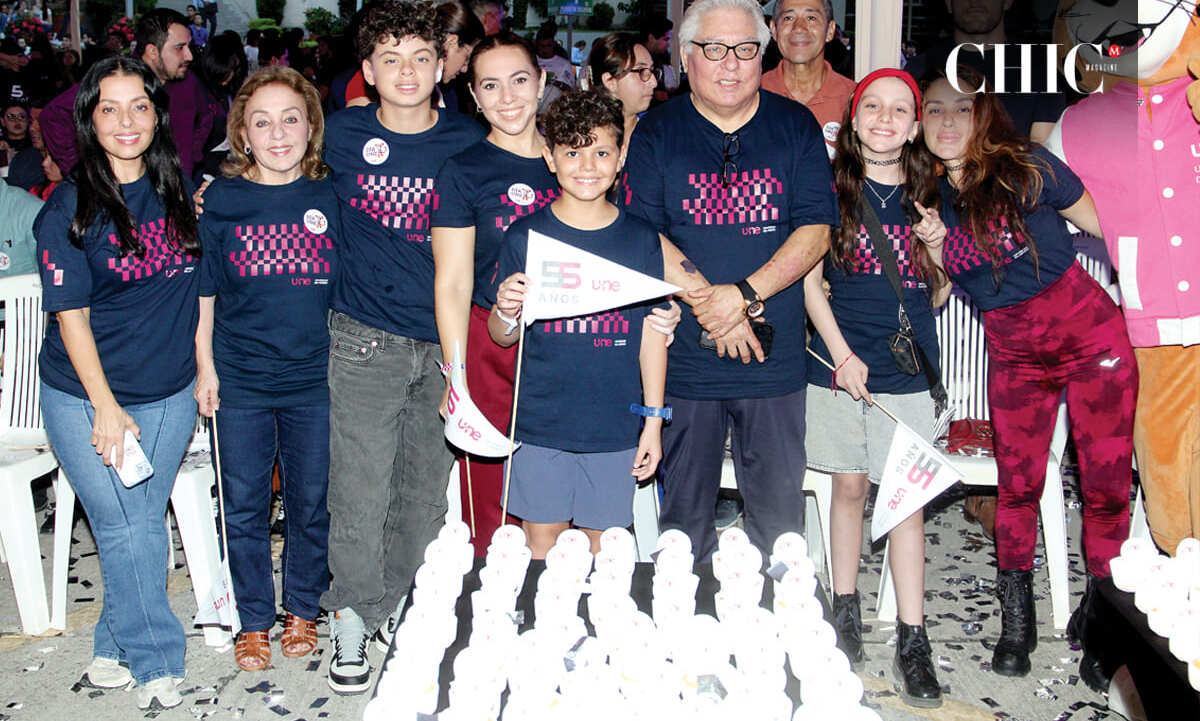 Mónica Luengas, Gloria Sandoval, Emiliano Benabe, Alexandra Sandoval, Lucca Organista, Rolando Sandoval, Silvana Ruiz y Carolina Luengas