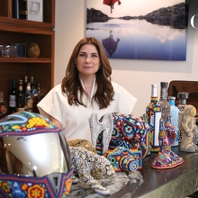 Ana Luisa González hace tributo a los artesanos mexicanos a través del arte huichol / Foto: Roberto Alvarado