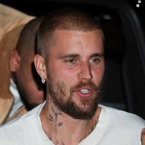 Justin Bieber compartió fotos en ropa interior en el bosque (Getty Images)
