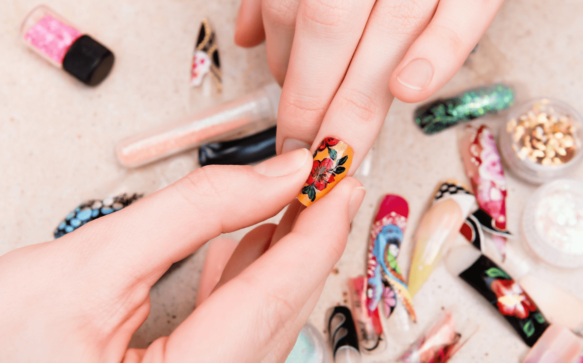 Inspírate con estas uñas patrióticas y celebra el 15 de septiembre con estilo (Foto: Freepik)