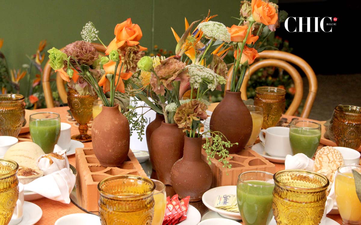 Decorado con una propuesta floral en tonos naranjas y verdes, bajo el sello de Leonarda