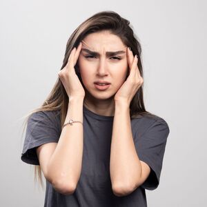 Estudios comprueban que el clima puede detonar crisis de migraña (Freepik)