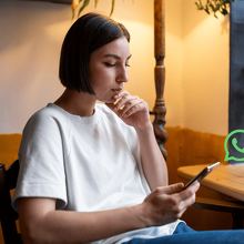 ¿Qué significa no contestar ni participar en los chats grupales de WhatsApp? Esta es su explicación según la psicología  (Foto: Freepik)