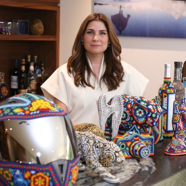 Ana Luisa González hace tributo a los artesanos mexicanos a través del arte huichol / Foto: Roberto Alvarado
