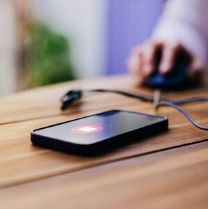 Aprende a activar la alerta sísmica en tu celular antes del simulacro nacional 2025 y asegúrate de recibir el mensaje de emergencia (Getty Images)