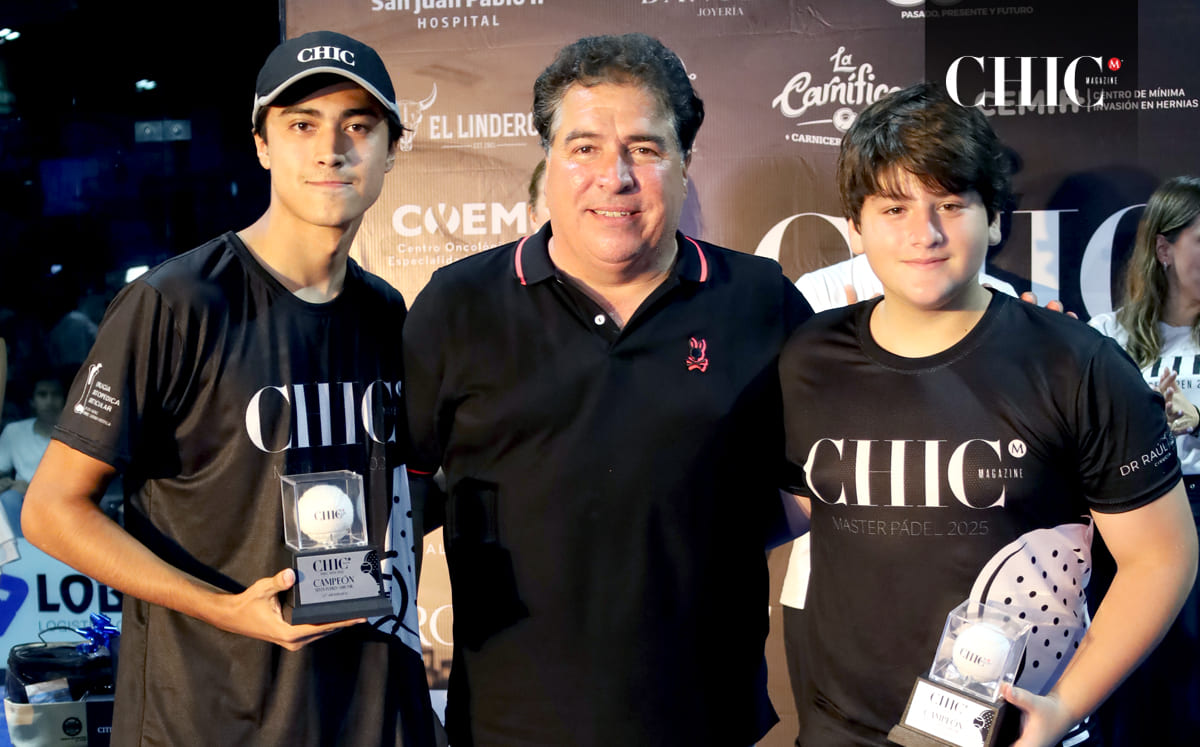 Campeones sexta fuerza varonil: Franco Araújo y Diego Lacavex junto a Jesús Altamirano