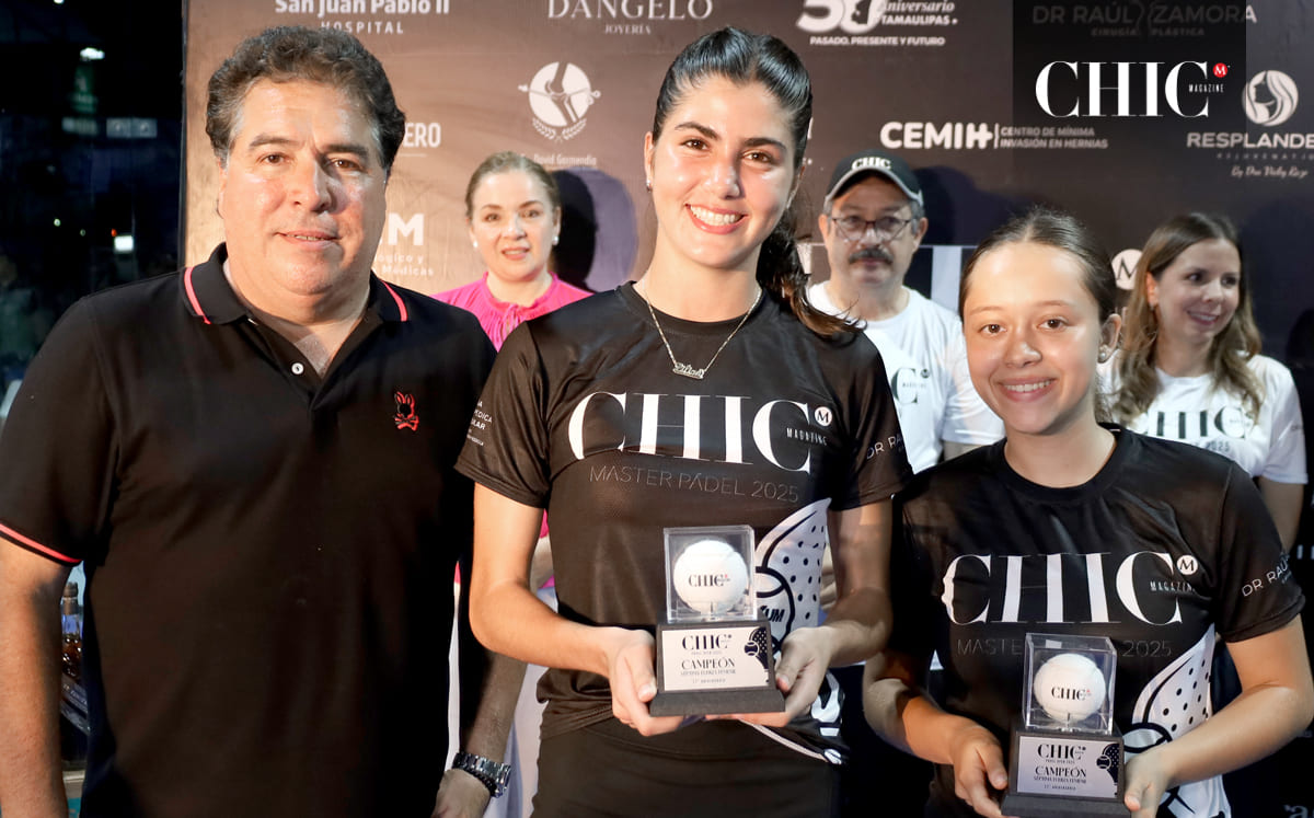 Jesús Altamirano entrega los reconocimientos de Lilian Nader y Chelsea Howard, campeonas septima fuerza femenil