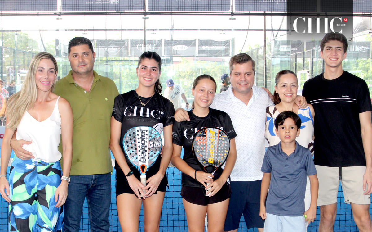 Lilian Nader y Chelsea Howard junto a su familia después de ser participes de un gran partido